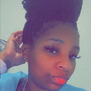 Meet your Posher, Eyranique